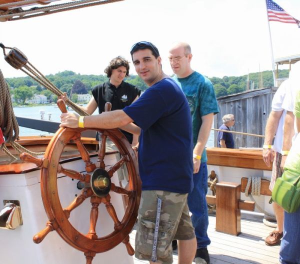 Date this nice looking United States man Samuel from Newington US9483