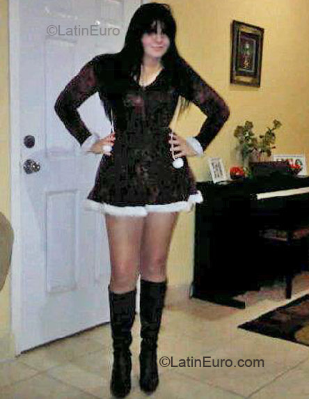 Date this nice looking Honduras girl Daniela from La Ceiba HN325