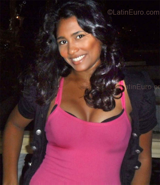 Date this nice looking Colombia girl Nadia from Santa Martha CO7195