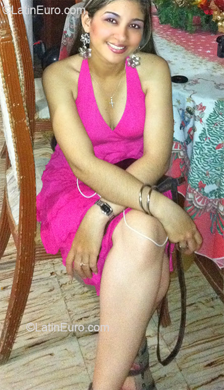 Date this attractive Colombia girl Natalia from Cartagena CO7788