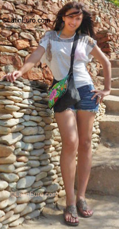 Date this gorgeous Colombia girl Auryhelen from Santa Marta CO7910