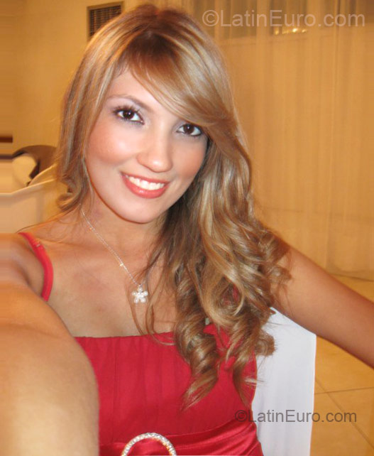 Date this foxy Colombia girl Munequita from Medellin CO8210
