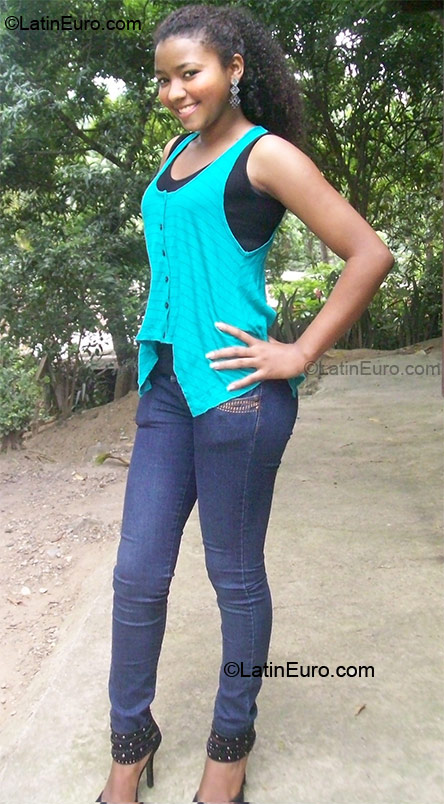 Date this athletic Honduras girl Yessi from La Ceiba HN402