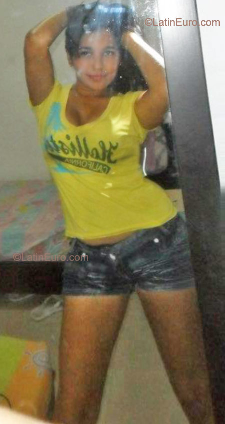 Date this sensual Colombia girl Yesenia from Barranquilla CO8032