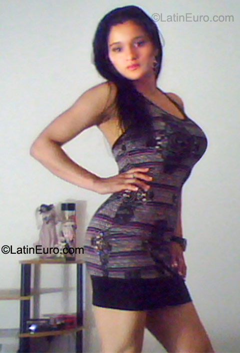 Date this pretty Colombia girl Xiomara from Medellin CO8042