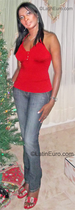 Date this hard body Colombia girl Ana from Cali CO8173