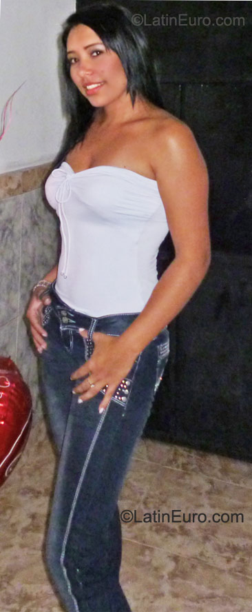 Date this delightful Colombia girl Leslie from Buga CO8222