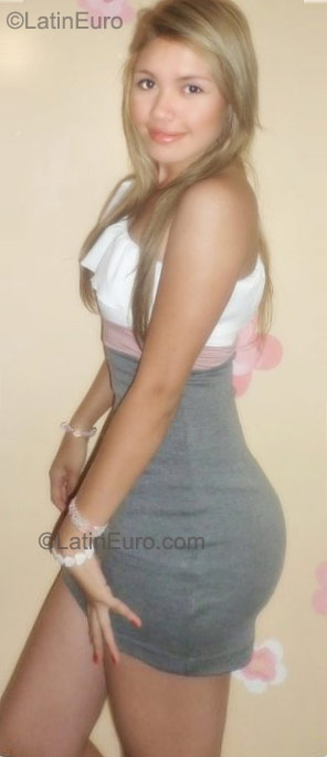 Date this good-looking Colombia girl Eika from Bucaramanga CO8259