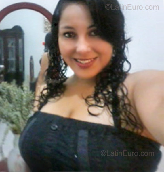 Date this good-looking Colombia girl Nathalie from Bogota CO8353