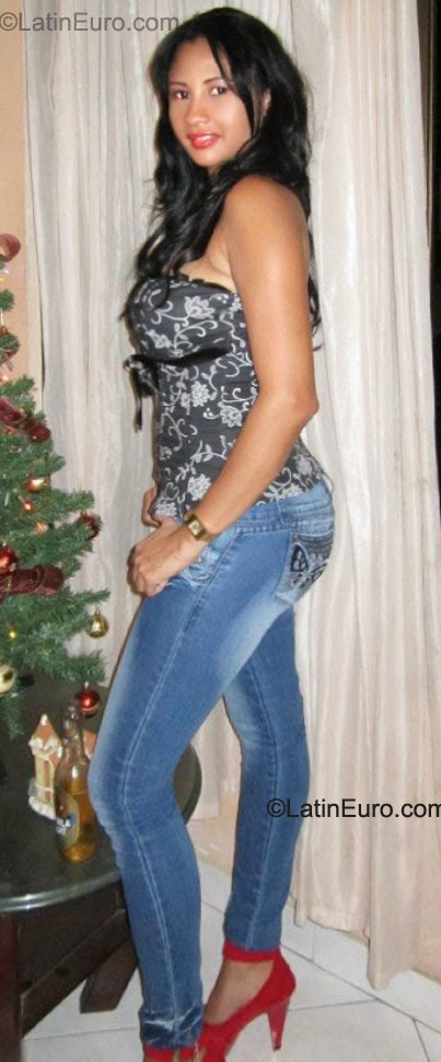 Date this gorgeous Colombia girl Bery from Cartagena CO9451