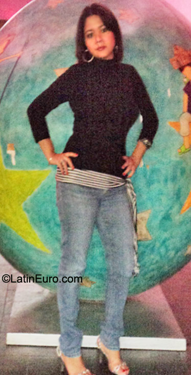 Date this athletic El Salvador girl Mercedes from San Salvador SV25