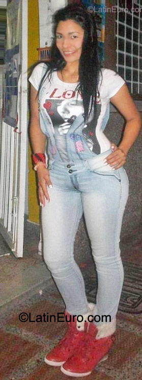 Date this good-looking Colombia girl CRISSSS from Medellin CO8772