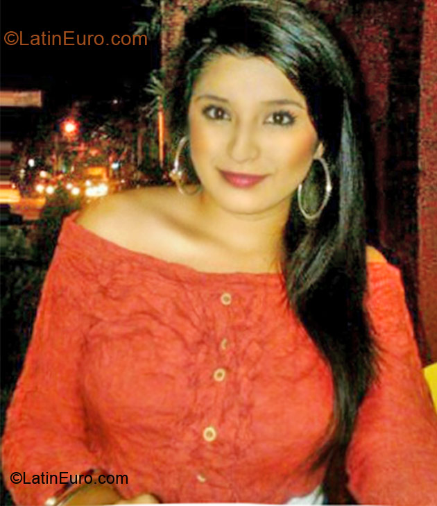 Date this attractive Colombia girl Gabriela from Bucaramanga CO8859
