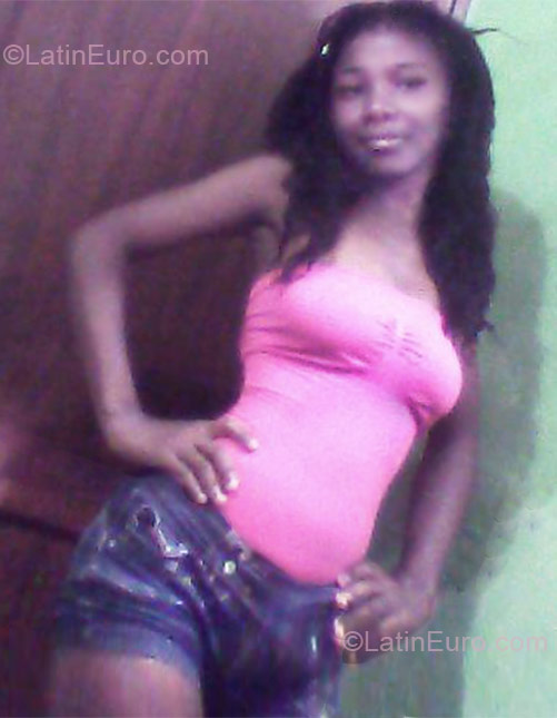 Date this attractive Colombia girl Carolina from Cartagena CO9367