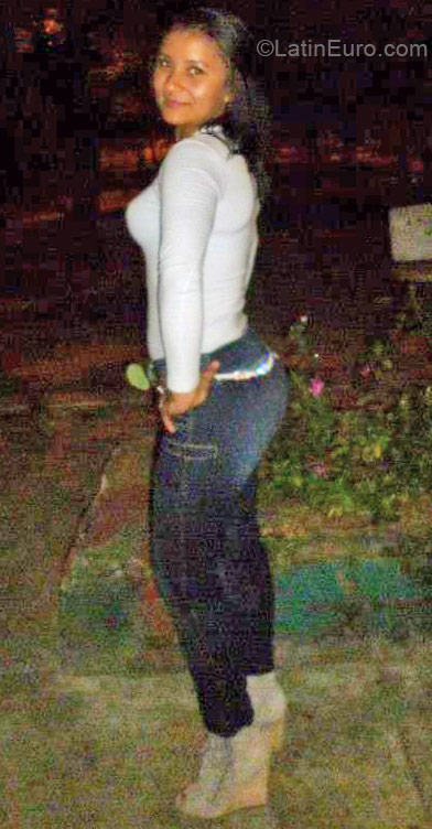 Date this attractive Colombia girl Genny from Tulua CO9067