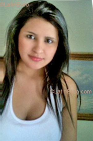 Date this nice looking Colombia girl Laura from Bucaramanga CO9242