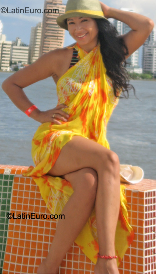 Date this good-looking Colombia girl Diana from Bogota CO9325