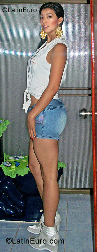 Date this lovely Colombia girl Lina Maria from Medellin CO9590