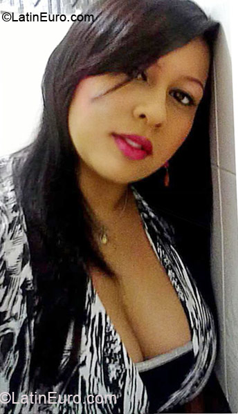 Date this attractive Colombia girl Johana from Palmira CO9943