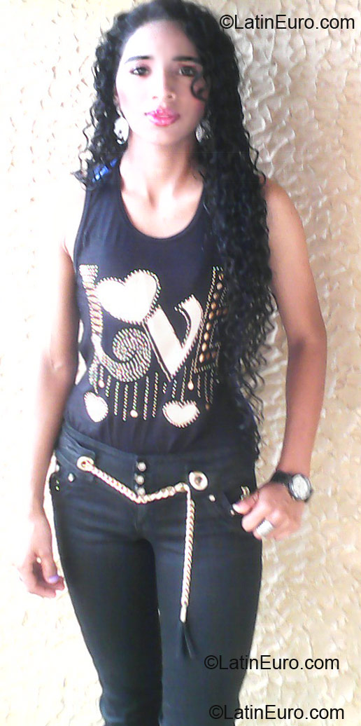 Date this delightful Colombia girl Diana from Armenia CO10695
