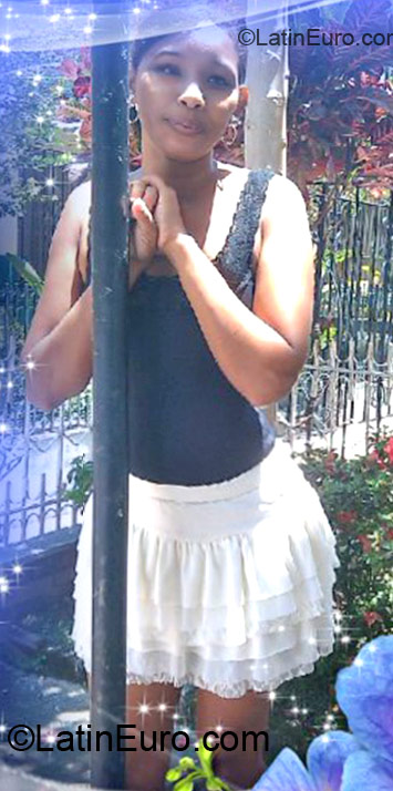 Date this happy Colombia girl Nayibi from Cali CO10702