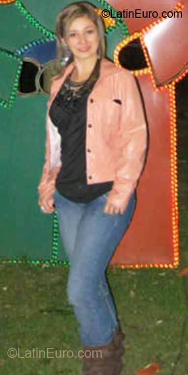 Date this foxy Colombia girl Adriana from Bogota CO10709