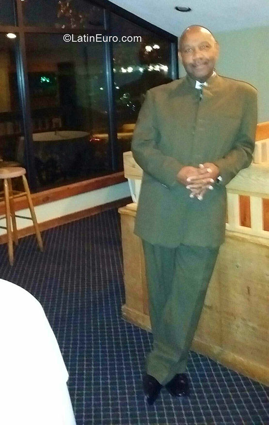 Date this charming United States man Roland from New Britain US13251