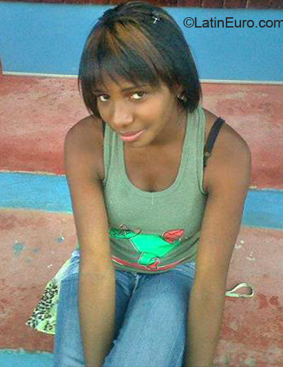 Date this delightful Dominican Republic girl Yovi from Higuey DO23016