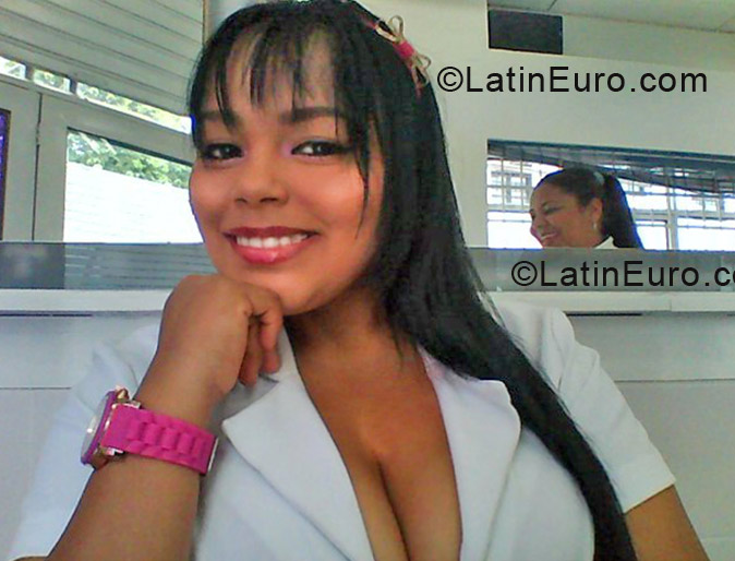 Date this athletic Colombia girl DIANA from Cali CO11498