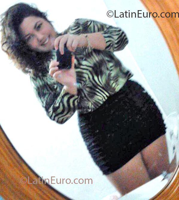 Date this delightful Portugal girl Thaysa from Lagos PT58
