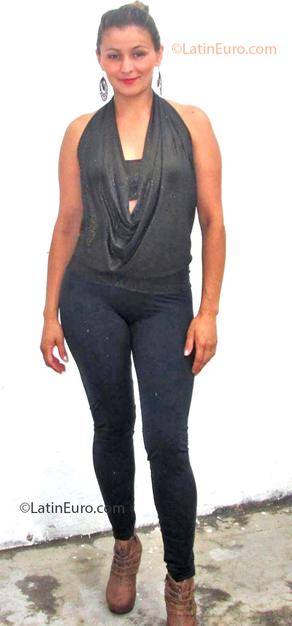 Date this happy Colombia girl Natalia from Bucaramanga CO12055