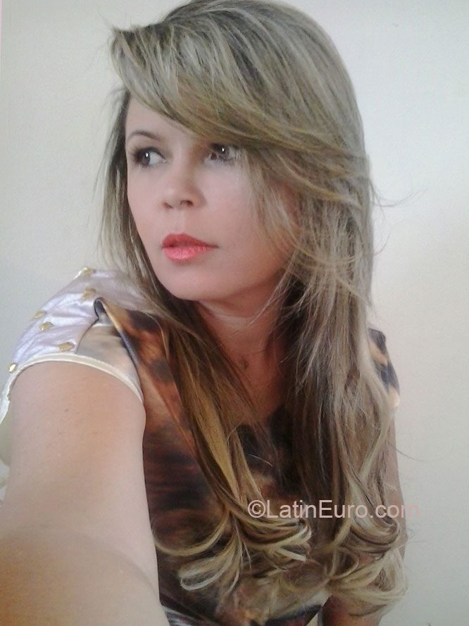 Date this nice looking Brazil girl Fernanda from Goiania BR7525