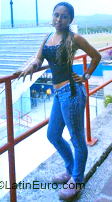 Date this charming Colombia girl Yulli Paulin from Barranquilla CO12523