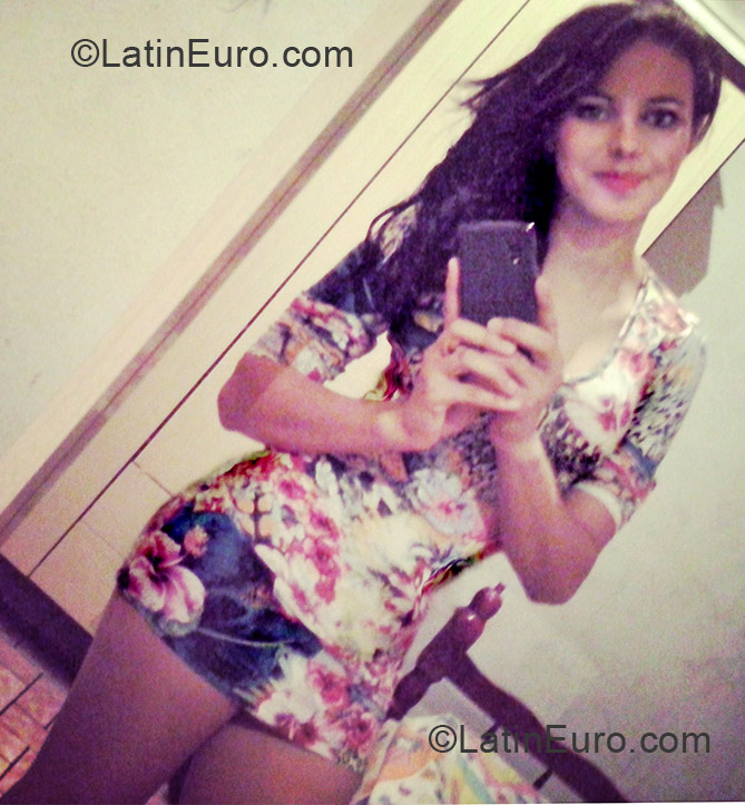 Date this voluptuous Brazil girl Crislaine from Tapira BR7708