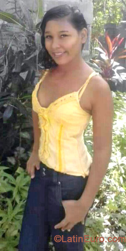 Date this pretty Honduras girl Leticia from Sonaguera HN904