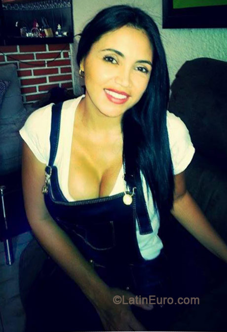 Date this voluptuous Colombia girl Claudia from Pasto CO15256