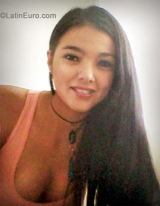 Date this attractive Colombia girl Carolina from Cali CO15323