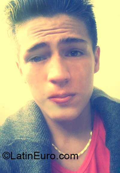 Date this happy Spain man Sneider navas from Madrid ES301