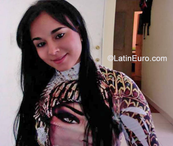 Date this voluptuous Colombia girl Shirli from Tulua CO15389