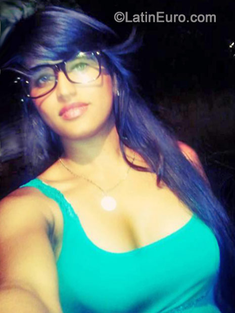Date this gorgeous Venezuela girl Daniela from Caracas VE271