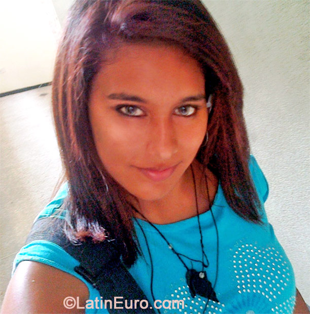 Date this good-looking Venezuela girl Andrea from Caracas VE282