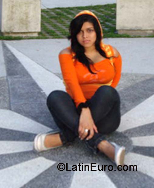 Date this sultry Colombia girl Angela from Cali CO15672