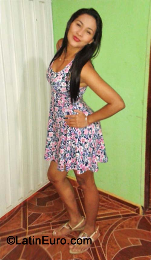 Date this nice looking Colombia girl Lucia from Bucaramanga CO15716