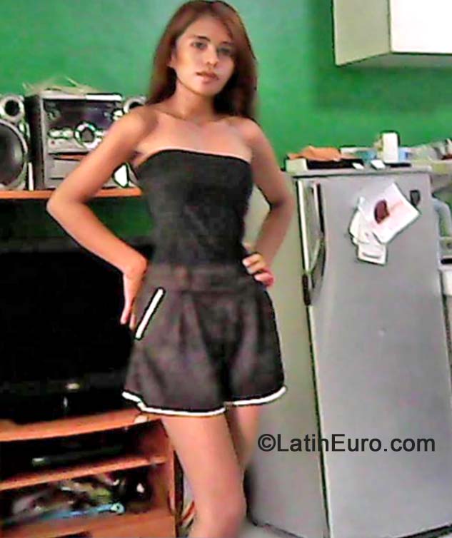 Date this hot Philippines girl Lerhinia from Manila PH668