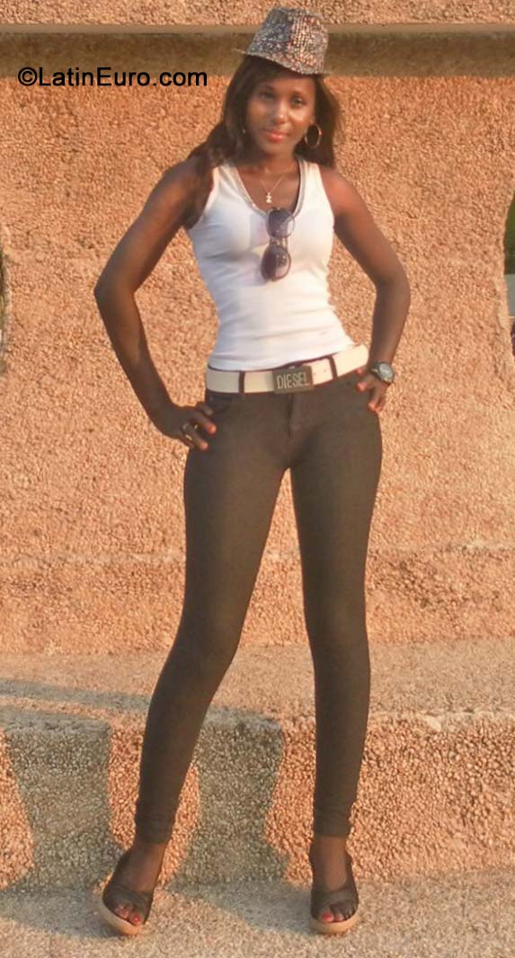 Date this nice looking Gabon girl Zita from Libreville GA15