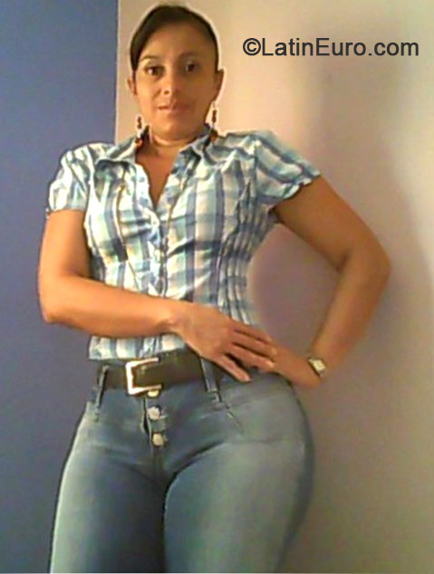 Date this happy Colombia girl Claudia from Bucaramanga CO16015