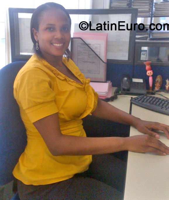 Date this stunning Colombia girl MAGNOLIA from Buenaventura CO16151