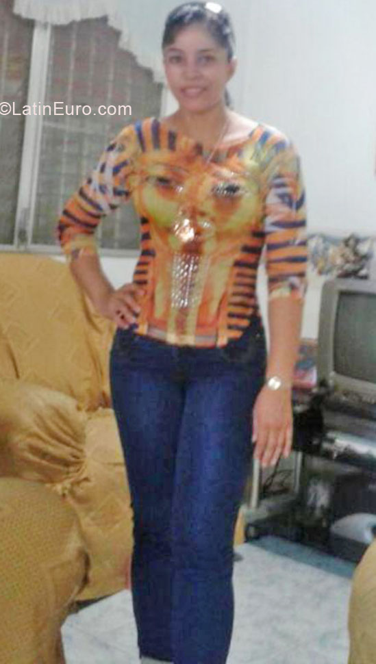 Date this foxy Panama girl Evelyn from David PA490