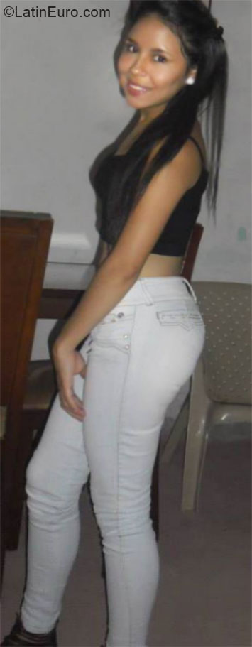Date this happy Colombia girl Jhoana from Roldanillo CO16571