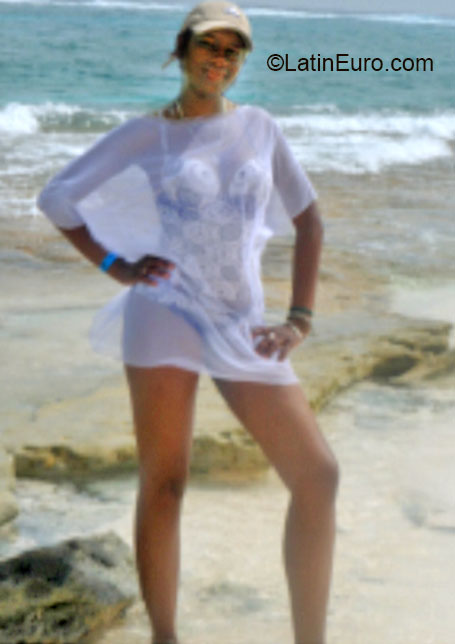 Date this lovely Colombia girl Luz from Cali CO16960